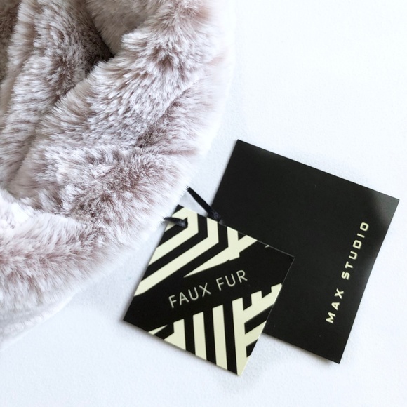 SOLD! Amazing Soft Faux Fur Infinity Scarf NWT! - Picture 4 of 7